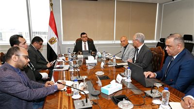 وزير الإسكان يُتابع موقف توريد وتركيب عدادات المياه مسبقة الدفع بالمدن الجديدة