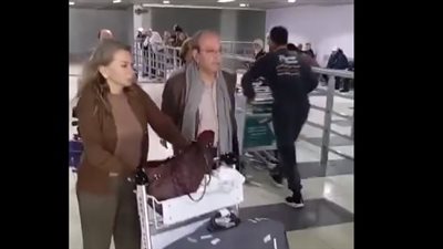 خائفًا شاردًا يترقب، لحظة وصول دريد لحام لمطار دمشق الدولي بعد هروبه (فيديو)