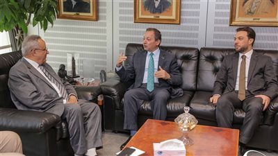 إهداء كتب الرئيس الفلسطيني لمكتبة الإسكندرية