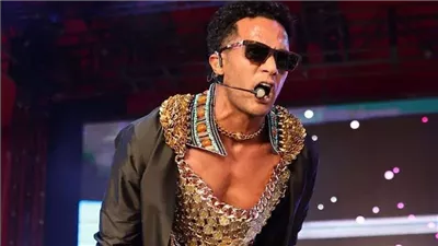 أثناء حفله بأمريكا، رد فعل محمد رمضان بعد إلقاء معجب الباسبور المصري عليه (صور)