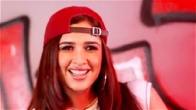  بطريقة الجرافيتي، ياسمين عبد العزيز تفاجئ جمهورها بمقطع فيديو قصير