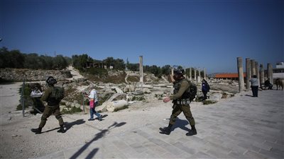 مئات المستوطنين يقتحمون موقع سبسطية الأثري بالضفة الغربية 