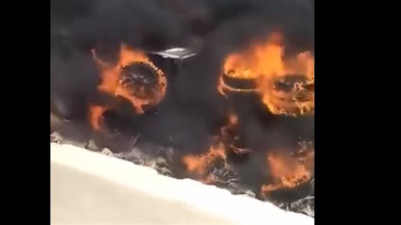 تفحم سيارة نقل بطريق