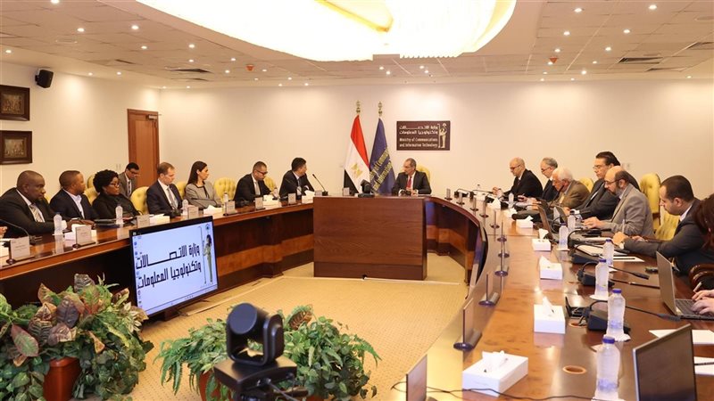 وزير الاتصالات ومسئولى