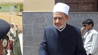 شيخ الأزهر يزور قبر والده وجده في الأقصر قبل مغادرته إلى المشيخة (صور)