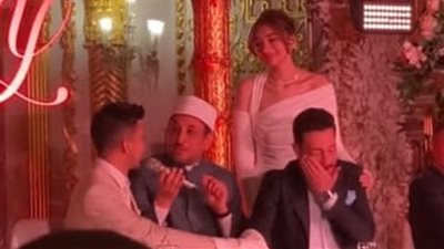وسط تأثر العروس، لحظة بكاء أحمد زاهر في عقد قران ابنته ليلى وهشام جمال يتدخل (فيديو)