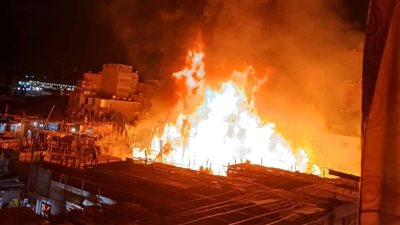 حريق يلتهم مخزن فايبر وأخشاب بعين شمس