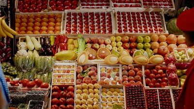 أسعار الفاكهة اليوم بسوق العبور، ارتفاع الموز والخوخ وانخفاض الفراولة