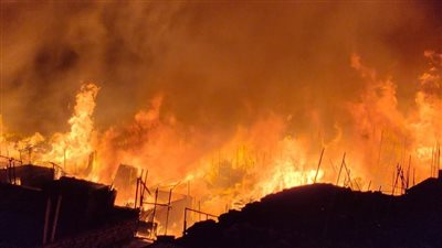 5 ساعات رعب، حريق هائل في مغالق للأخشاب بالشرابية، الأهالي يفرون من منازلهم، الدفع بـ 15 سيارة إطفاء و3 خزانات مياه، والخسائر بالملايين (فيديو وصور)