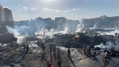 لحظة إجراء عمليات التبريد لحريق مغالق الأخشاب بالشرابية (فيديو وصور)