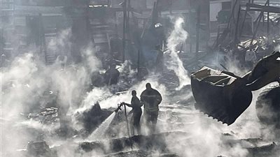 أعمال تبريد موقع حريق مخازن الأخشاب في الشرابية (بث مباشر) 