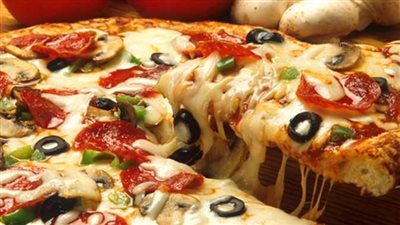 طريقة عمل البيتزا، بحشوات مختلفة وأحلى من الجاهزة 