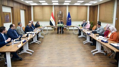 رئيس هيئة الدواء يبحث مع جهاز الدمغة الطبية تقديم تسهيلات لشركات الأدوية