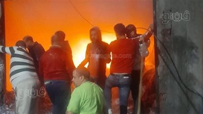 مصرع طفلين شقيقين في حريق مصنع مراتب بالمحلة (صور)