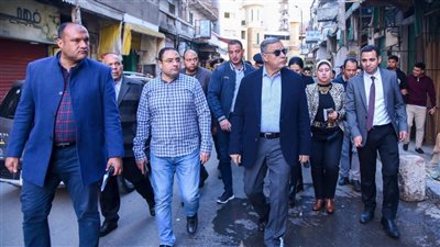 في جولة مفاجئة، محافظ الإسكندرية يأمر بتشميع 8 محال مخالفة بسوق زنانيري
