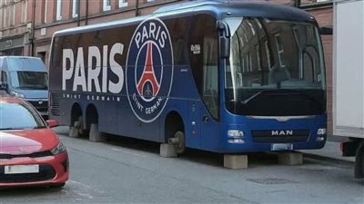 جماهير أستون فيلا ترد على اتهامها بسرقة إطارات حافلة فريق باريس سان جيرمان (صورة)