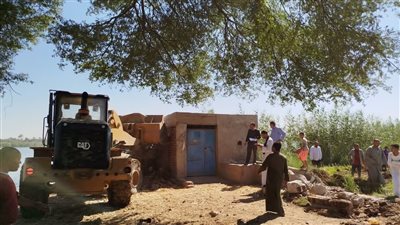 محلية دشنا تزيل 16 حالة تعد على ضفة النيل في قنا