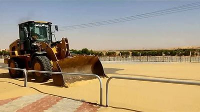 رفع الرمال من طرق واحة الخارجة حفاظًا على سلامة المواطنين 