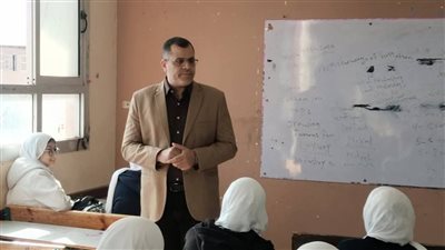 مدير تعليم دمياط يؤكد على أهمية الحضور والزي المدرسي الموحد خلال زيارته لمدارس الزرقا