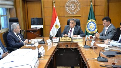 محافظ الدقهلية يستعرض إجراءات تنفيذ مشروع الموقف الحضاري بسندوب