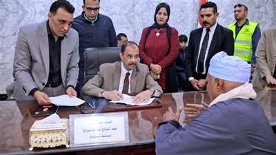 محافظ سوهاج يعقد اللقاء الجماهيري الأسبوعي للاستماع إلى شكاوى واحتياجات المواطنين