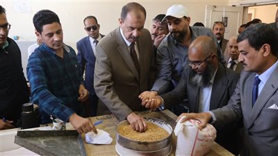 محافظ سوهاج يتفقد حصاد محصول القمح بأحد الحقول ويتابع التوريد للصوامع