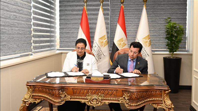 أشرف صبحي يوقع بروتوكول