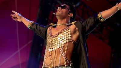 بعد جدل ملابسه، محمد رمضان يحتفل بنجاح أدائه في مهرجان كوتشيلا