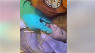 مشهد يكسر القلب، لحظة خروج طفلة فلسطينية حية من تحت الأنقاض بمعجزة (فيديو) 