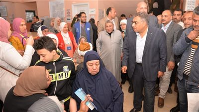 محافظ الدقهلية يتفقد أعمال القافلة الطبية بقرية دنديط في ميت غمر