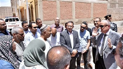 محافظ الأقصر يتابع أعمال المرافق والخدمات بحوض 18 (صور)