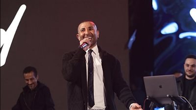 بعد واقعة محمد رمضان، رسائل الجمهور إلى أحمد سعد بسبب ملابس آخر حفلاته 