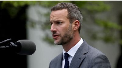 بعد لقائه المباشر مع مسؤولي حماس، ترامب يصفع إسرائيل ويعيد آدم بولر لمهامه 