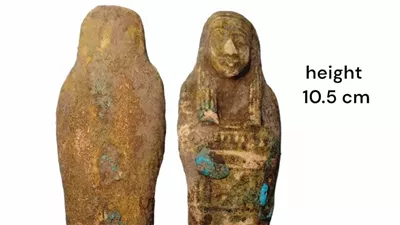 جمرك البريد المصري يسلم تمثالًا أثريًّا عثر عليه بطرد وارد من أيرلندا لمتحف الأقصر 