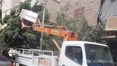 انطلاق حملة لمراجعة الإعلانات غير المرخصة وإزالة 27 لافتة مخالفة بأسيوط