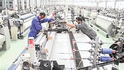 الركود التضخمى يضرب الصناعات، خبير اقتصادي يوجه رسالة قوية للبنك المركزي 