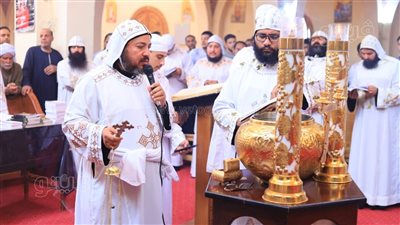 أقباط الأقصر يحتفلون بخميس العهد في دير الأنبا متاؤس الفاخوري بإسنا (صور)