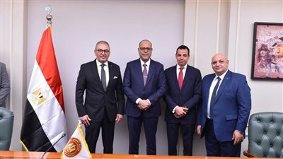 توقيع بروتوكول تعاون بين العمل وغرفة الملابس الجاهزة 