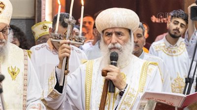 الأنبا بيمن يترأس قداس صلاة اللقان بكنيسة العذراء بنقادة في قنا (فيديو وصور)