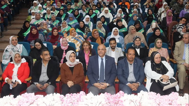 الأم المثالية بالغربية:
