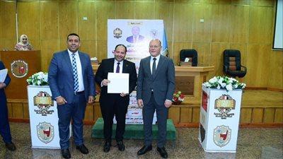 جامعة سوهاج والرقابة الإدارية تكرمان 93 متدربًا في ختام برنامج الحوكمة ومكافحة الفساد