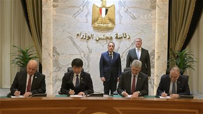 رئيس الوزراء يشهد توقيع عقود التصميمات الأساسية لمشروع مجمع البحر الأحمر للبتروكيماويات 