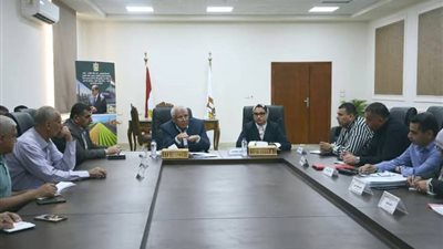محافظ الوادي الجديد يترأس اجتماعا موسعا لمتابعة جاهزية مجمع الخدمات الحكومية 