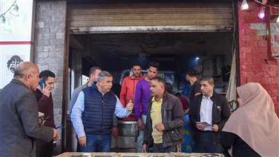 محافظ الإسكندرية يتفقد أسعار السلع أسفل كوبري الكيلو 21 بحي العجمي (فيديو)