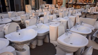 سوق التونسي الحضاري.. أدوات صحية بأسعار تنافس المعارض الكبرى.. القواعد والأحواض تبدأ من 2500 جنيه.. وهذه أبرز أنواع كابينة الاستحمام الذكية والجاكوزي (فيديو وصور)