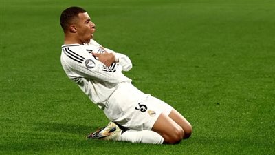 مبابي المثير للجدل.. تمسك بالانتقال للريال أملا في استمرار تألقه.. الأقدار عاندته بموسم صفري في الريال.. باريس سان جيرمان يحرمه من دوري الأبطال وكأس العالم للأندية.. هل يضحي الريال به أم فينيسيوس؟