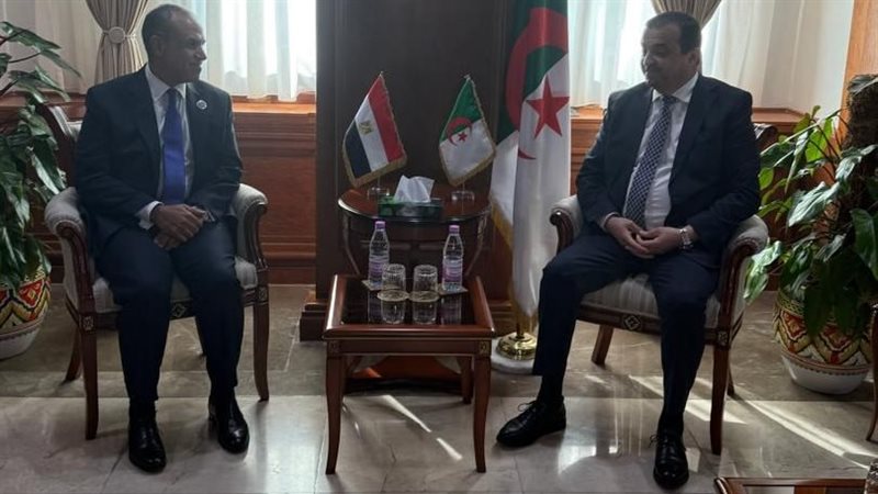 وزير الخارجية مع