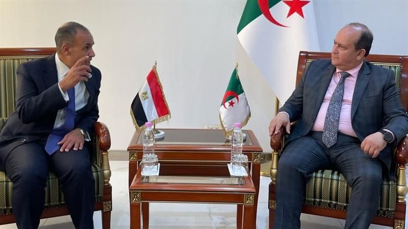 وزير الخارجية مع