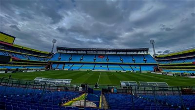 ملعب لوفتوس يستعد لاستقبال مباراة الأهلي وصن داونز غدًا (صور)