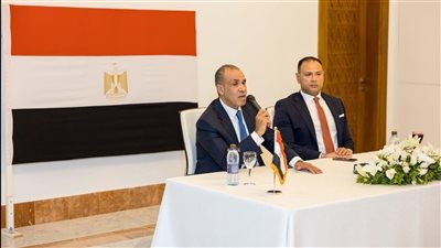 وزير الخارجية يلتقي مع عدد من ممثلي الجالية المصرية في تونس